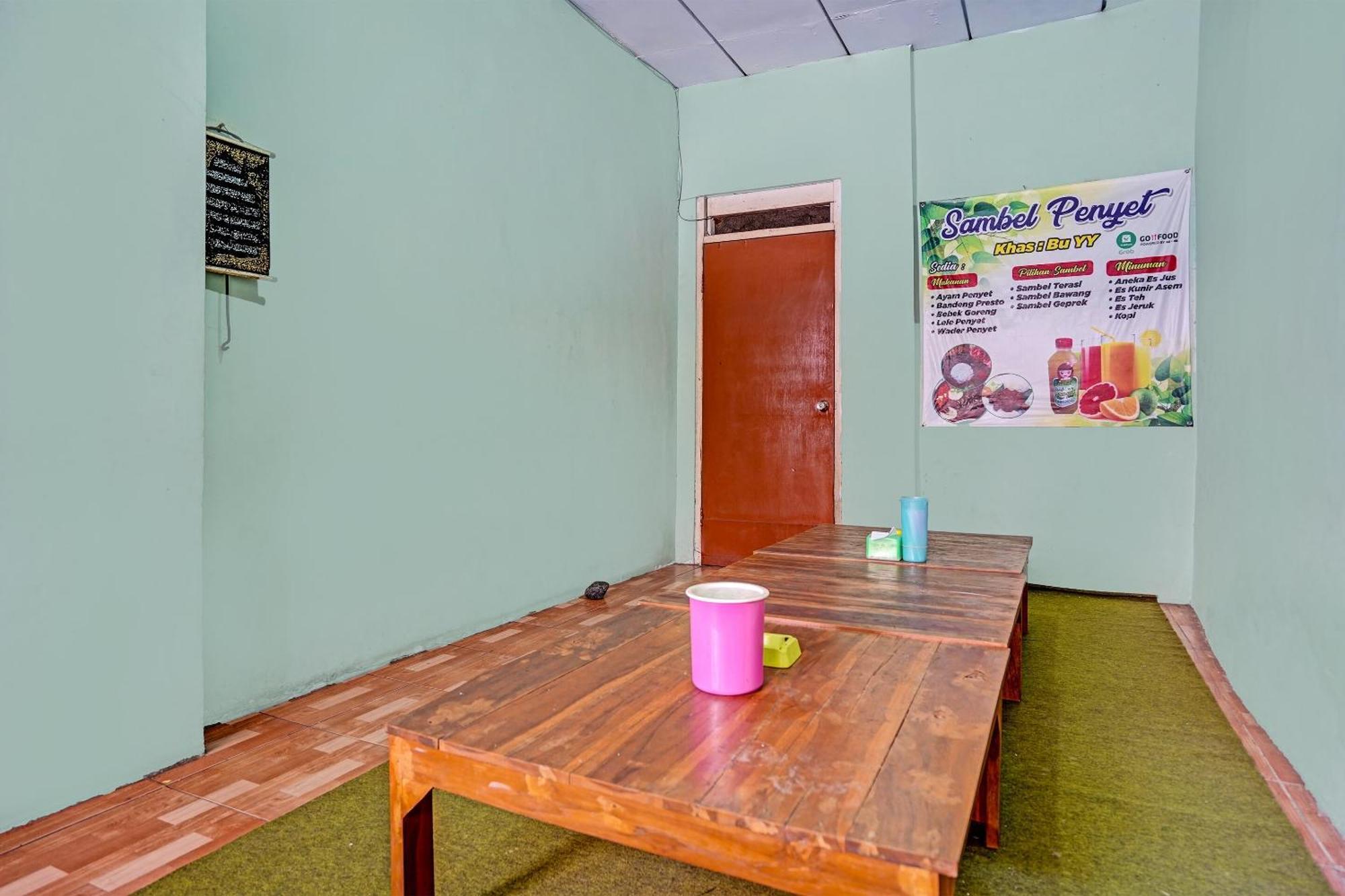 Hotel Spot On 91716 Kost Yy Syariah Mojokerto Esterno foto